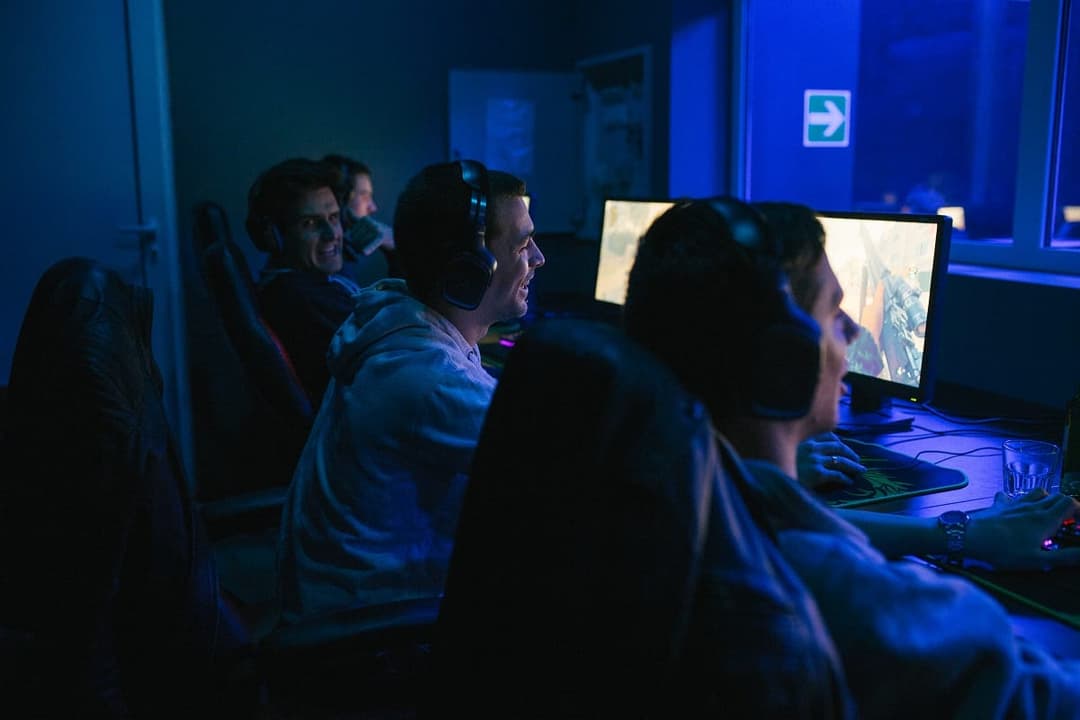 clan gaming booth
