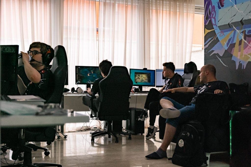CR4ZY Gaming House