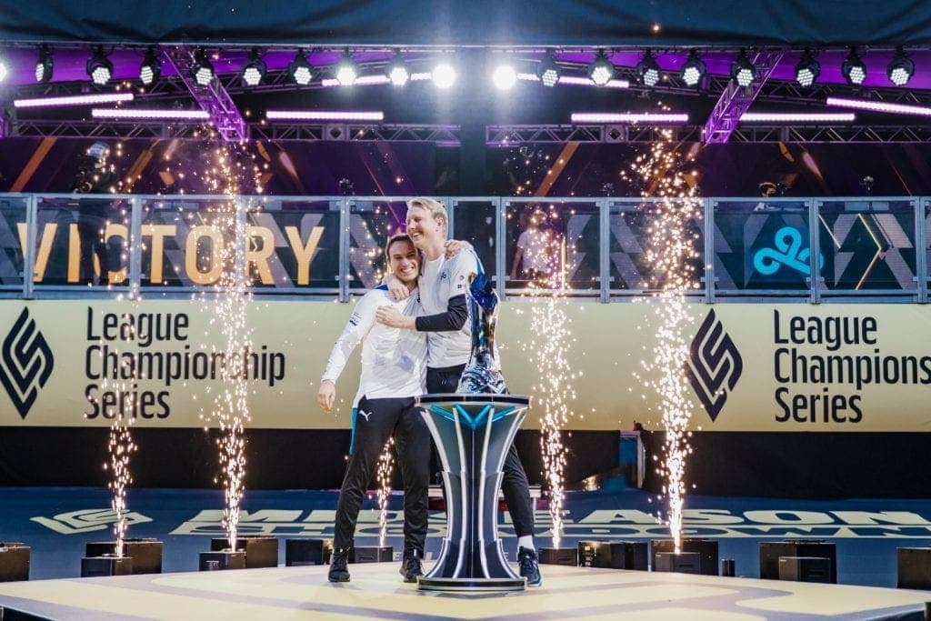 Perkz i Zven u zagrljaju ispred trofeja