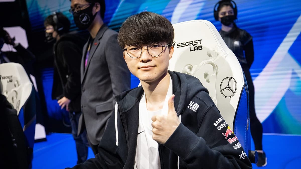 Faker re-signs for T1