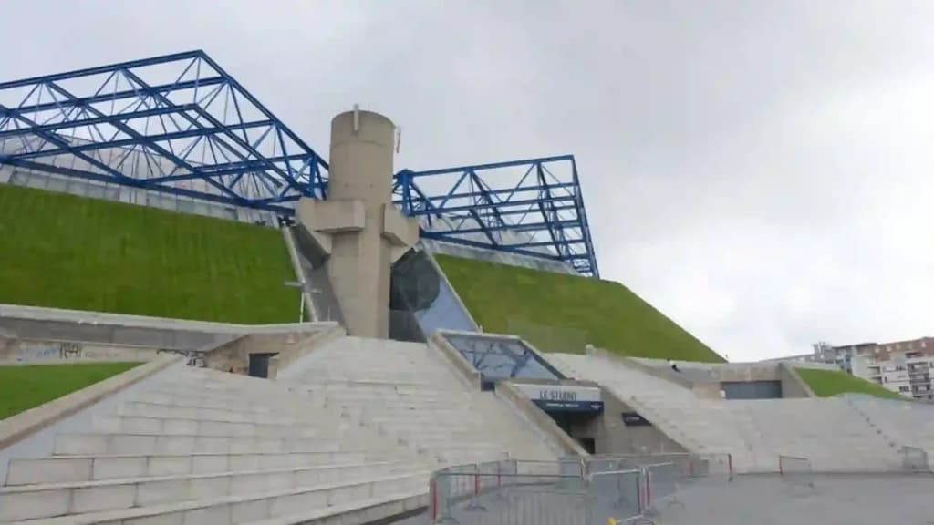 Vanjski pogled na Accor Arenu u Parizu s travnatim krovom i plavom čeličnom konstrukcijom