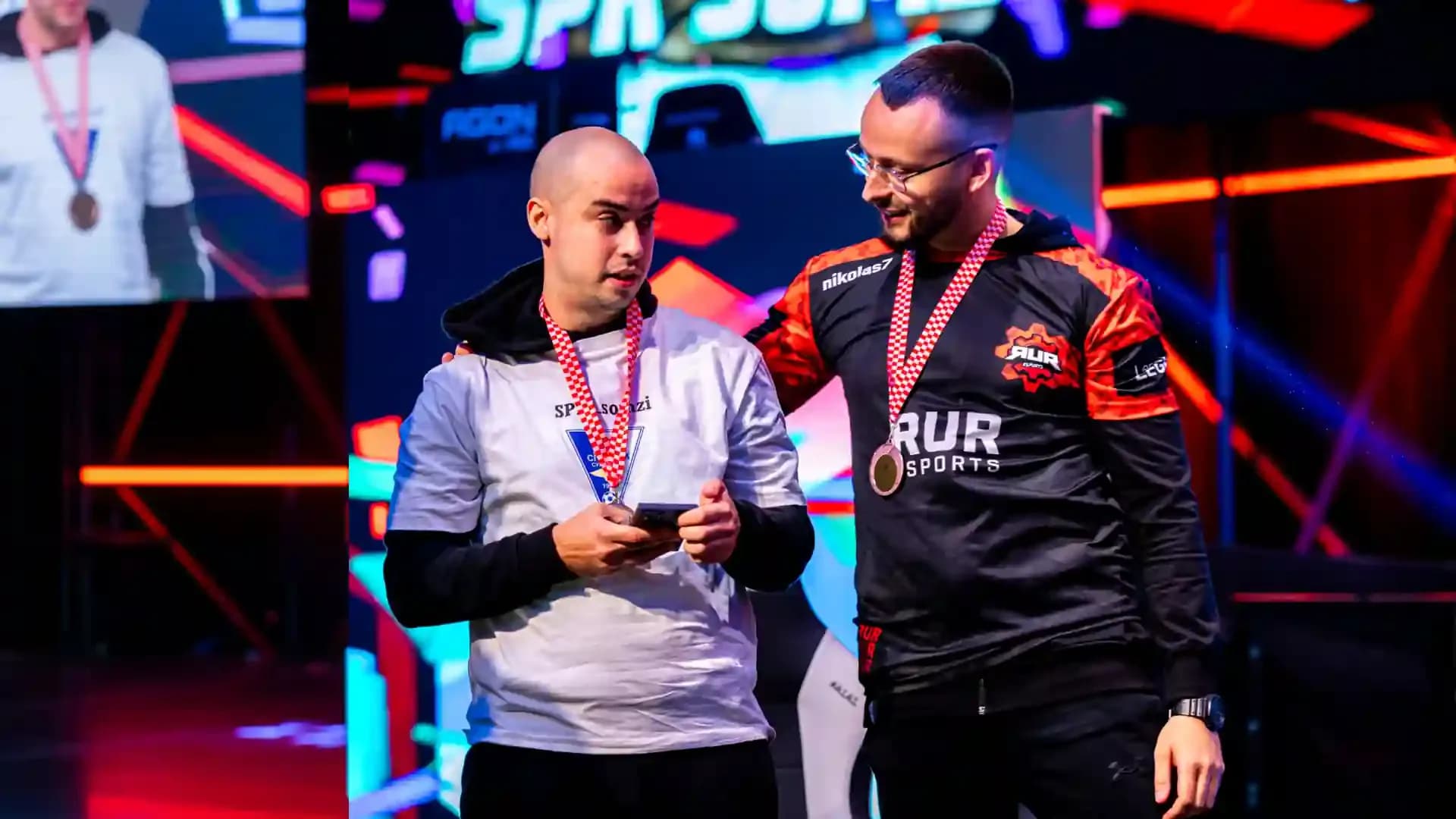 Miša somzi Todorović i Nikola Nikolas7 Seočanac s medaljama na FC Mobile pozornici