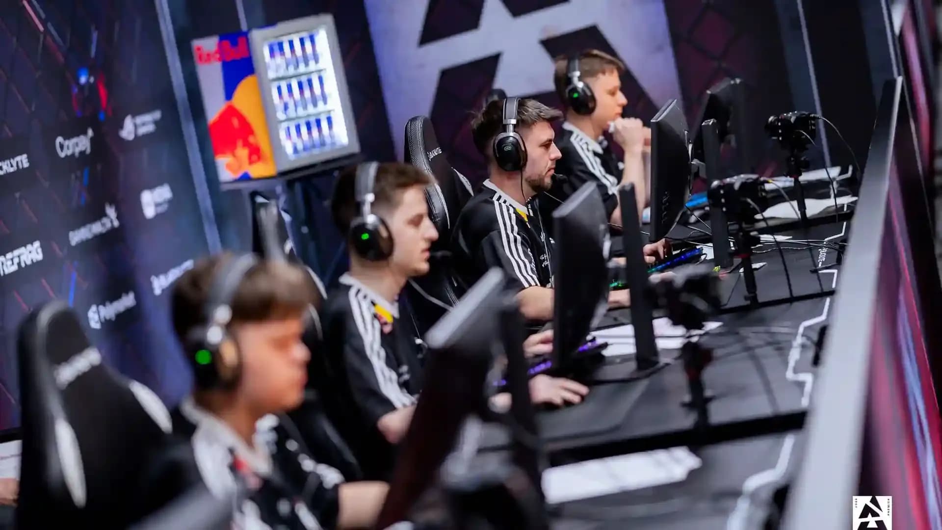 Igrači FUT Esportsa za računalima tijekom CS2 meča