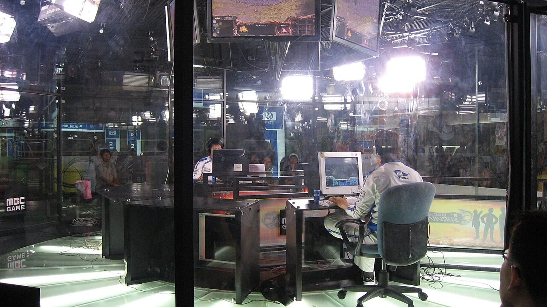 Arhivska fotografija igrača za računalom u studiju tijekom televizijskog StarCraft meča u Južnoj Koreji 2006.