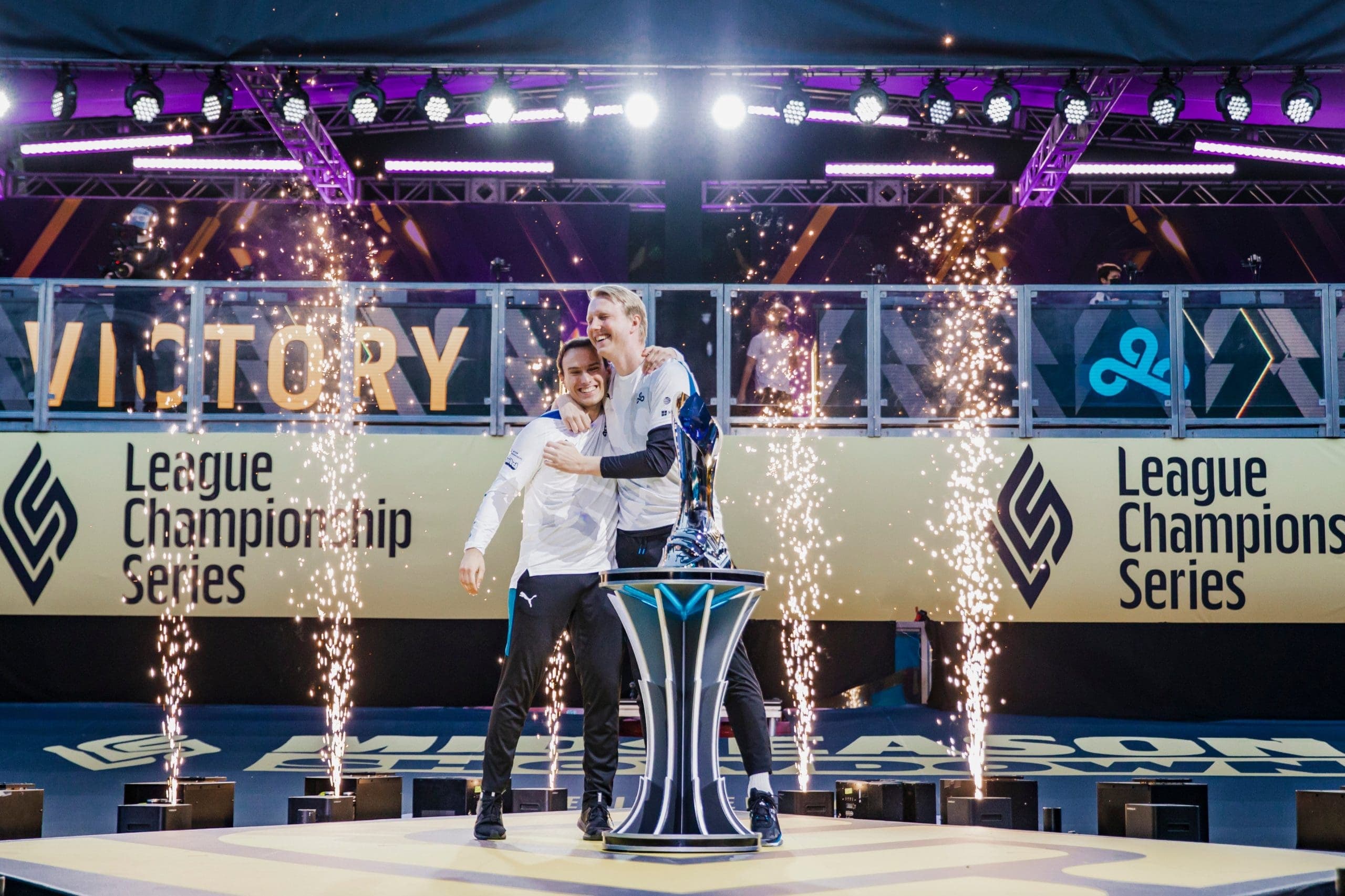 Perkz i Zven u zagrljaju ispred trofeja