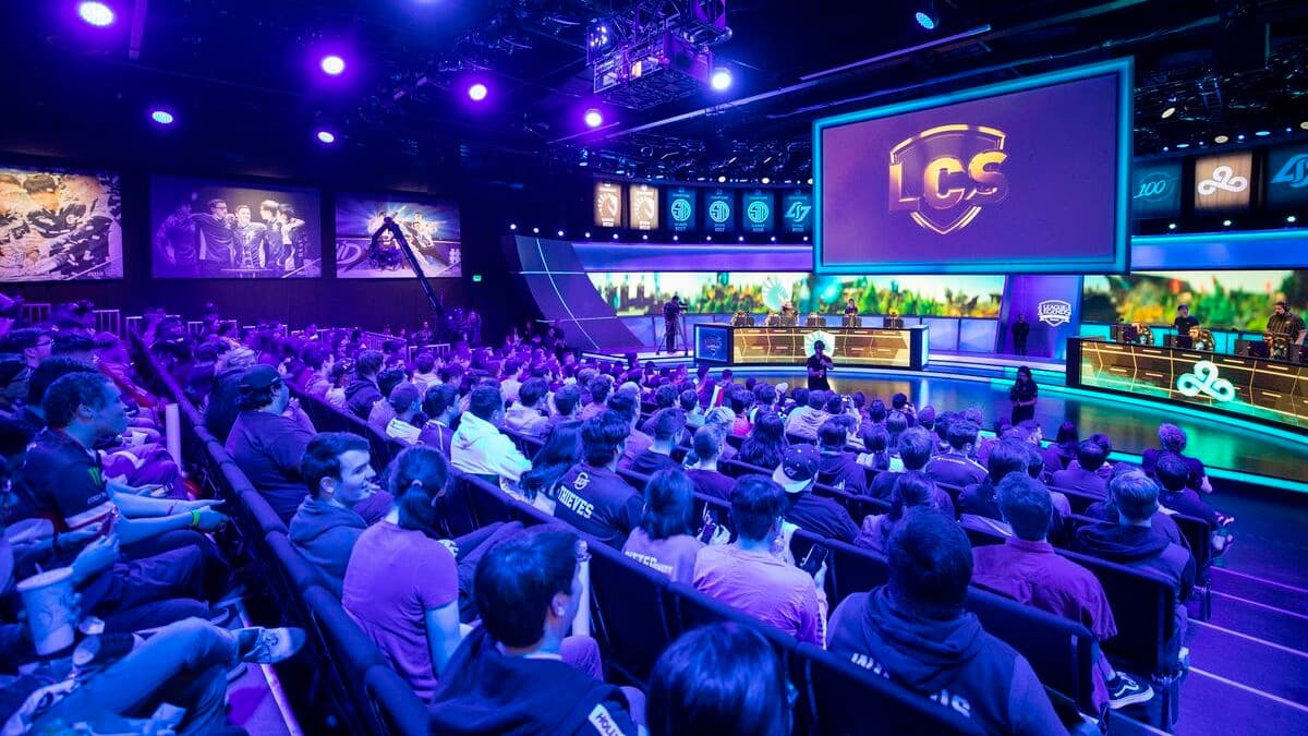 LCS Spring Split 2022 playoff with audience