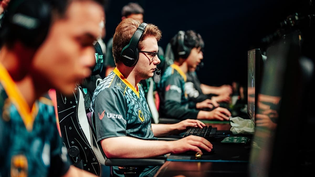 Evil Geniuses take down C9 at the start of LCS Summer Split