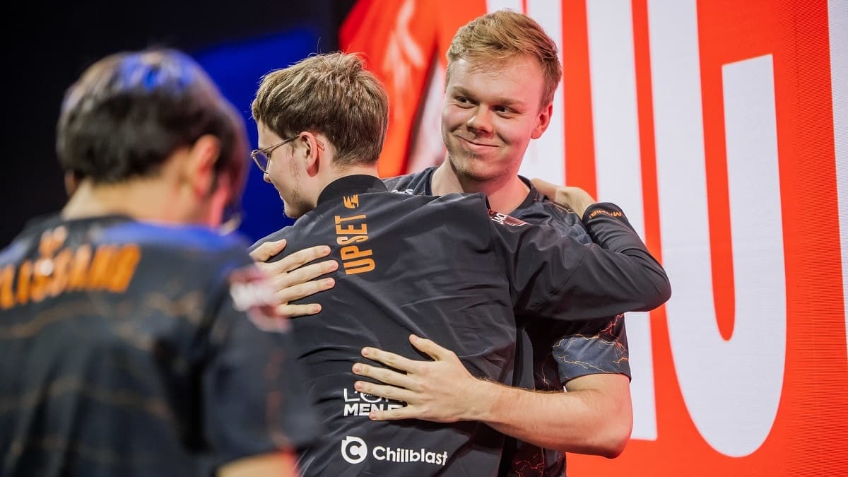 Fnatic defeated Cloud9 in first game of Worlds group stage