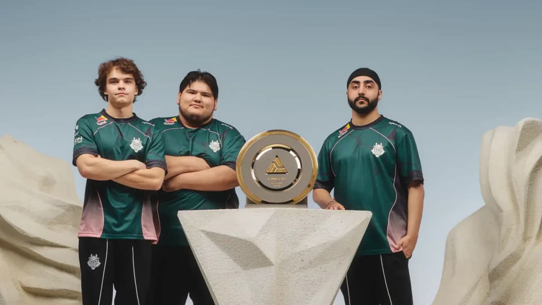 Igrači G2 Esportsa stoje uz trofej nakon osvajanja Warzone turnira na EWC-u 2026.