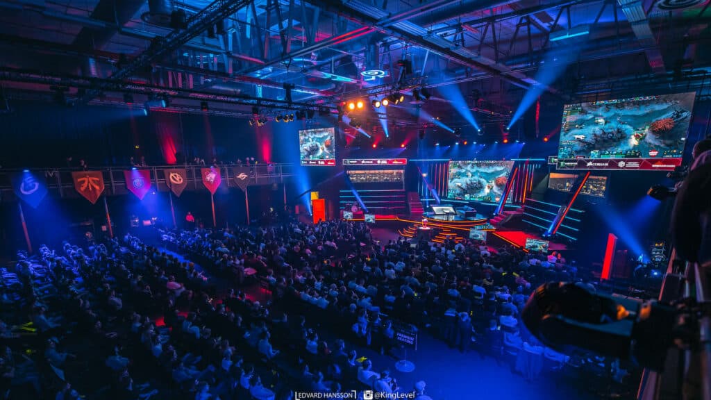 Publika prati Dota 2 meč na velikim ekranima u esports areni