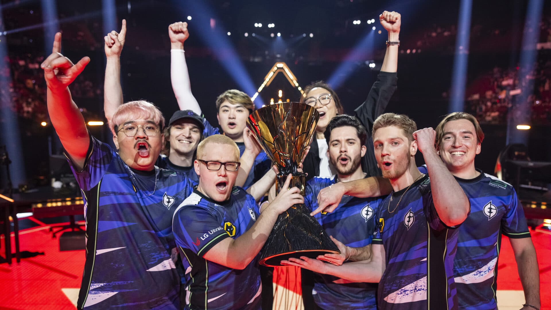Članovi Evil Geniusesa u plavim dresovima slave oko trofeja na VALORANT Championsu 2023.
